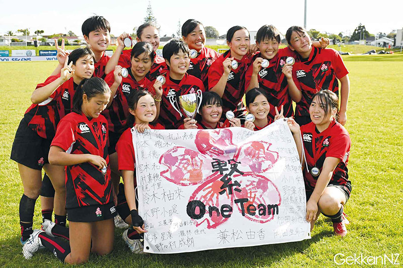 優勝して喜ぶ女子日本代表。