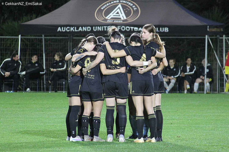 エンジンを組むAuckland Unitedの選手たち