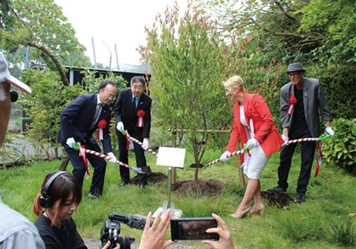 テ・ワイ・オレア・ウエスタンスプリングス・レイクサイド公園にある福岡フレンドシップ・ガーデンで行われた植樹イベント