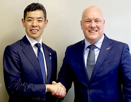 辻清人内閣府副大臣とラクソン首相