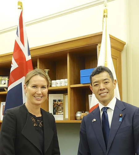 グリッグ女性大臣と辻清人内閣府副大臣