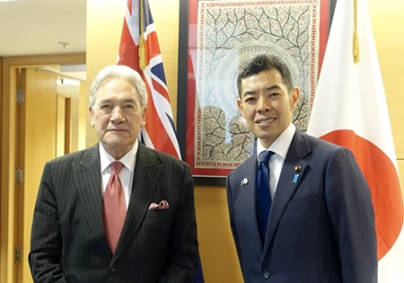 ピーターズ副首相兼外相と辻清人内閣府副大臣