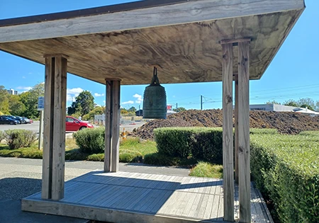 盗まれた日本庭園の「平和の鐘（the Peace Bell）」