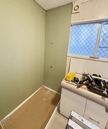 バスルームリノベーション：プラスターボードを張る