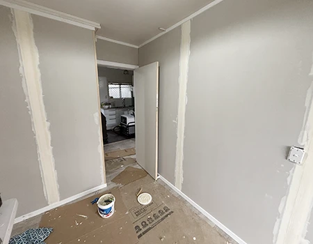 普通の部屋には、グレーのプラスターボードを使用