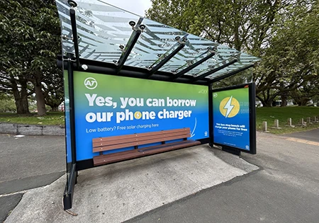 オークランド中心部のバス停にソーラー充電ベンチを試験導入