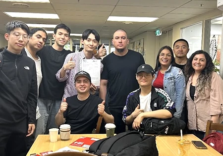 最初の1ヶ月語学学校に通い、そこで友達の輪を広げた。