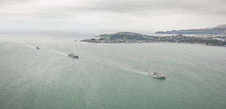 ウェリントン湾をNZ海軍カンタベリーの先導で航行する「いせ」と「すずなみ」(写真:NZ海軍提供)