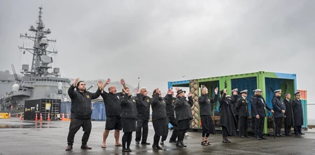 歓迎のハカを舞うマオリの人々