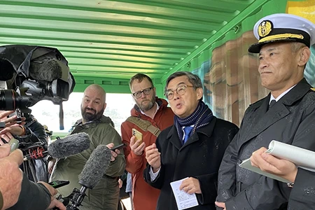 プレス囲み取材に応える大澤大使と夏井群司令