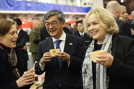 艦上レセプションで笑顔のコリンズ国防大臣と大澤大使