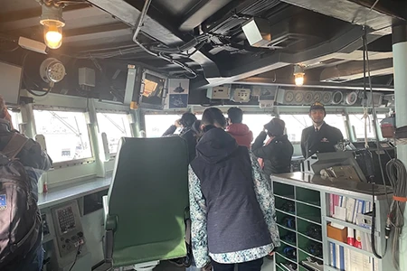 特別公開で艦内を見学する方々
