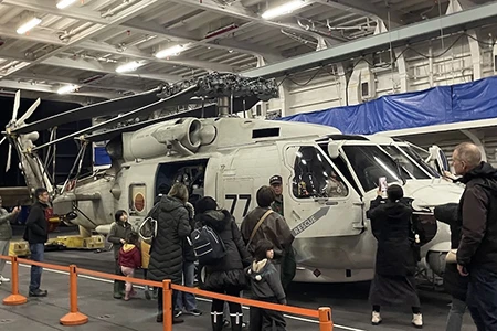 特別公開で艦内を見学する方々