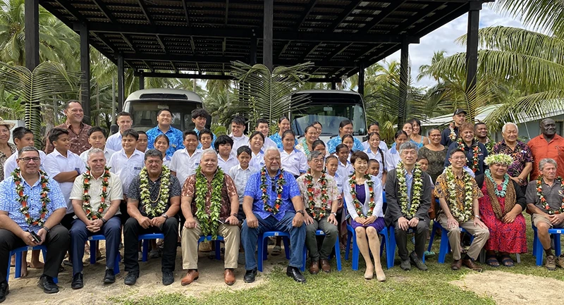 パパアロア・アドベンティスト校の引渡し式での集合写真