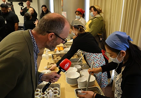 配膳の様子。献立に興味津々