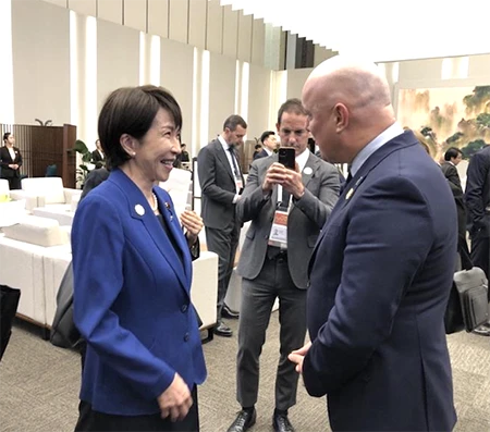 APEC首脳会議前に、控室でニュージーランドのクリストファー・ラクソン首相と挨拶を交わしました。