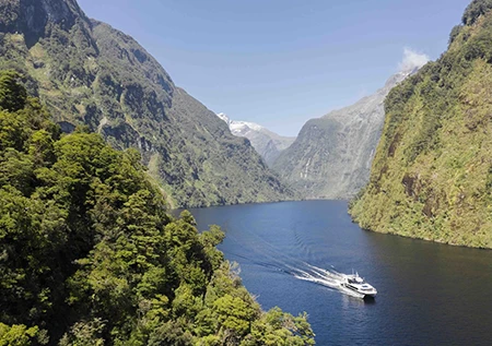 マナポウリ湖のクルーズ船