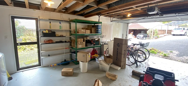 物置化したガレージ