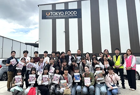 東京フード本社前にて