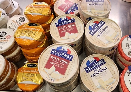 チーズはナチュラルチーズ、プロセスチーズの2つに大きく分けられる