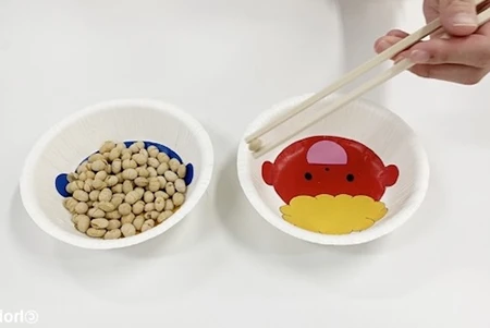いつもは右手で使うお箸やフォーク、スプーンを左手で使ってみる。