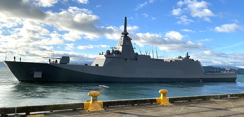 護衛艦くまの（出港時）