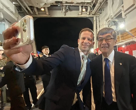 ペンク国防大臣と大澤大使
艦上カクテルパーティにて